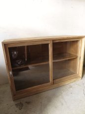 画像3: 木枠ガラスの2段収納食器棚 (3)