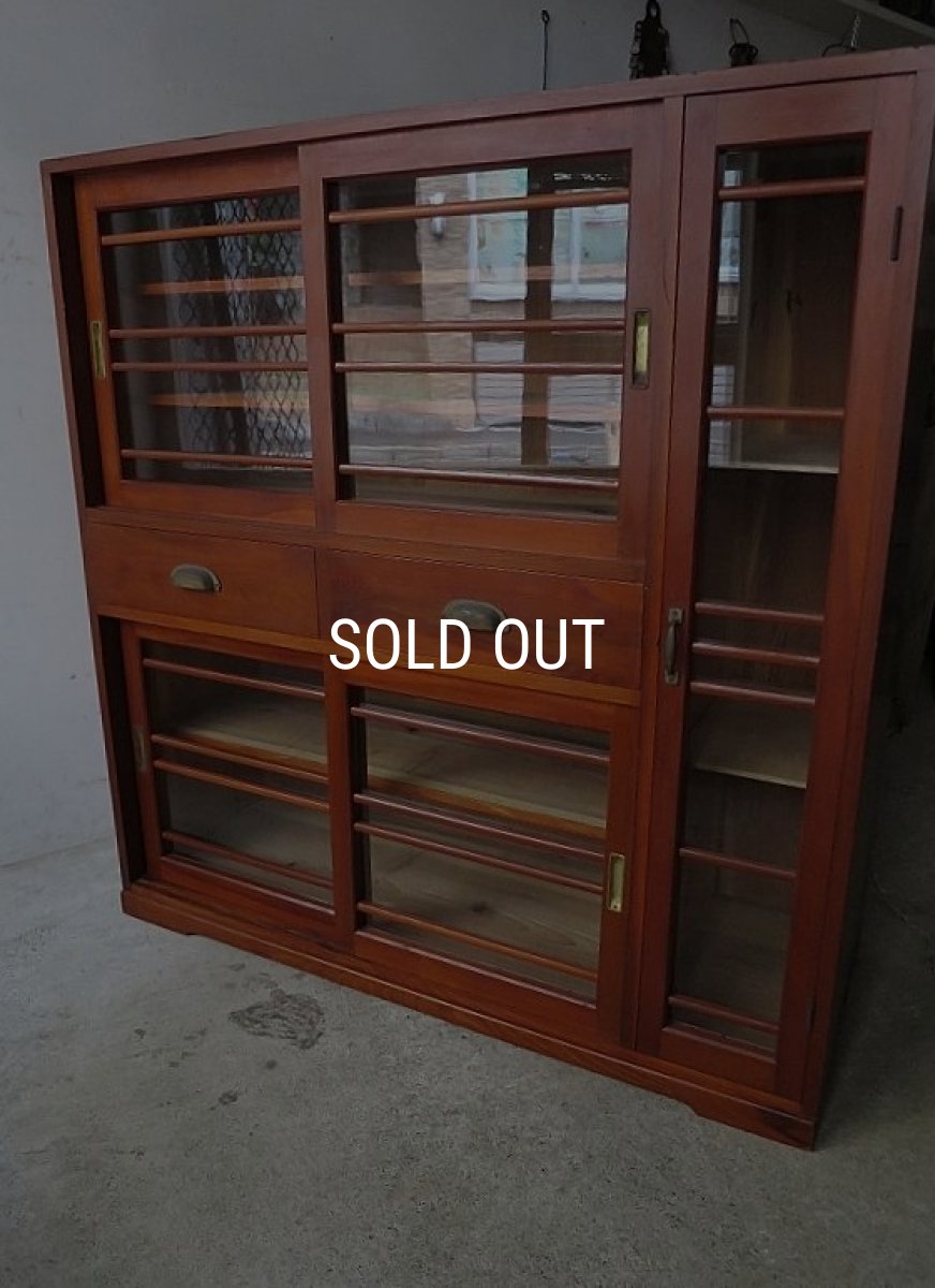 画像4: 引き出し付き木枠ガラス扉の収納棚 (4)