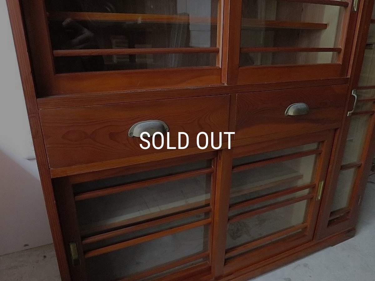 画像6: 引き出し付き木枠ガラス扉の収納棚 (6)