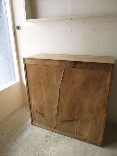 画像2: 古い木肌の良いダイヤガラス戸の食器棚