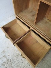 画像9: 木肌の良い小ぶりな引き出し付き収納棚 (9)