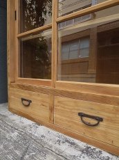 画像5: 木枠ガラス戸の引き出し付き食器棚 (5)