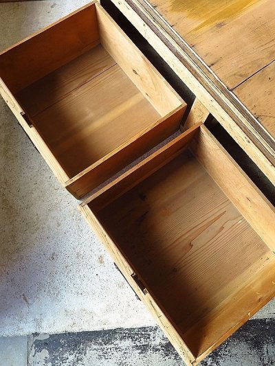 画像2: 木肌の良い引き出し付き重ね食器棚