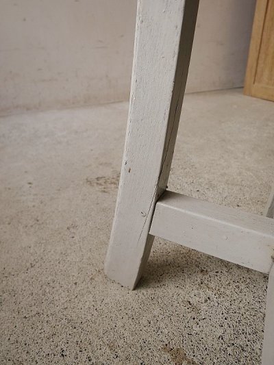 画像2: 裾広がりの白色のスツール（1）