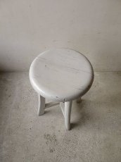 画像4: 裾広がりの白色のスツール（1） (4)