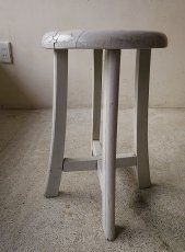 画像3: 裾広がりの白色のスツール（1） (3)