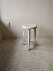画像1: 裾広がりの白色のスツール（1） (1)