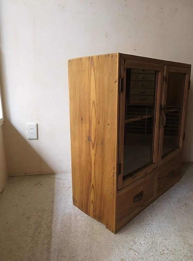 画像1: 観音扉の引き出し付き収納棚