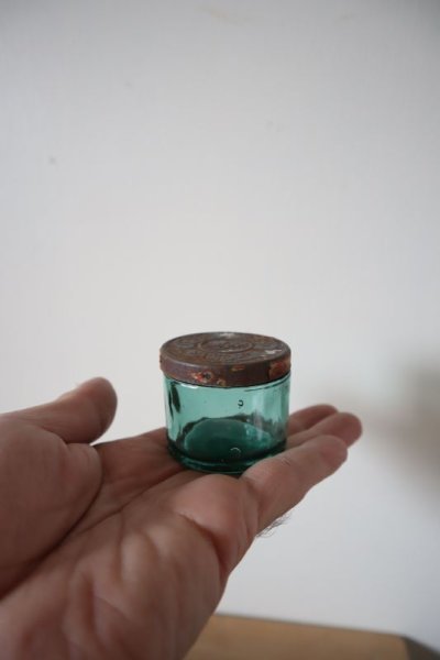 画像1: 緑色の蓋付きガラス瓶