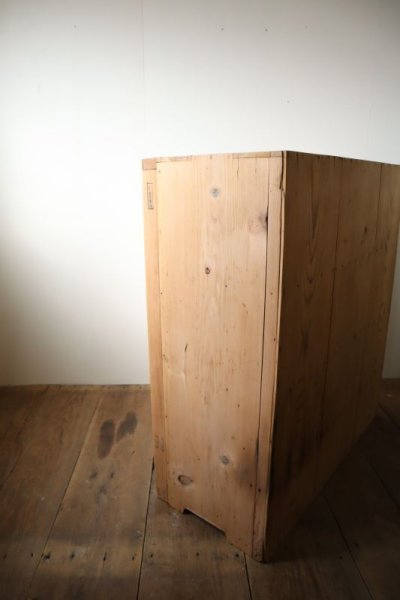 画像3: ナチュラルな木肌の食器棚
