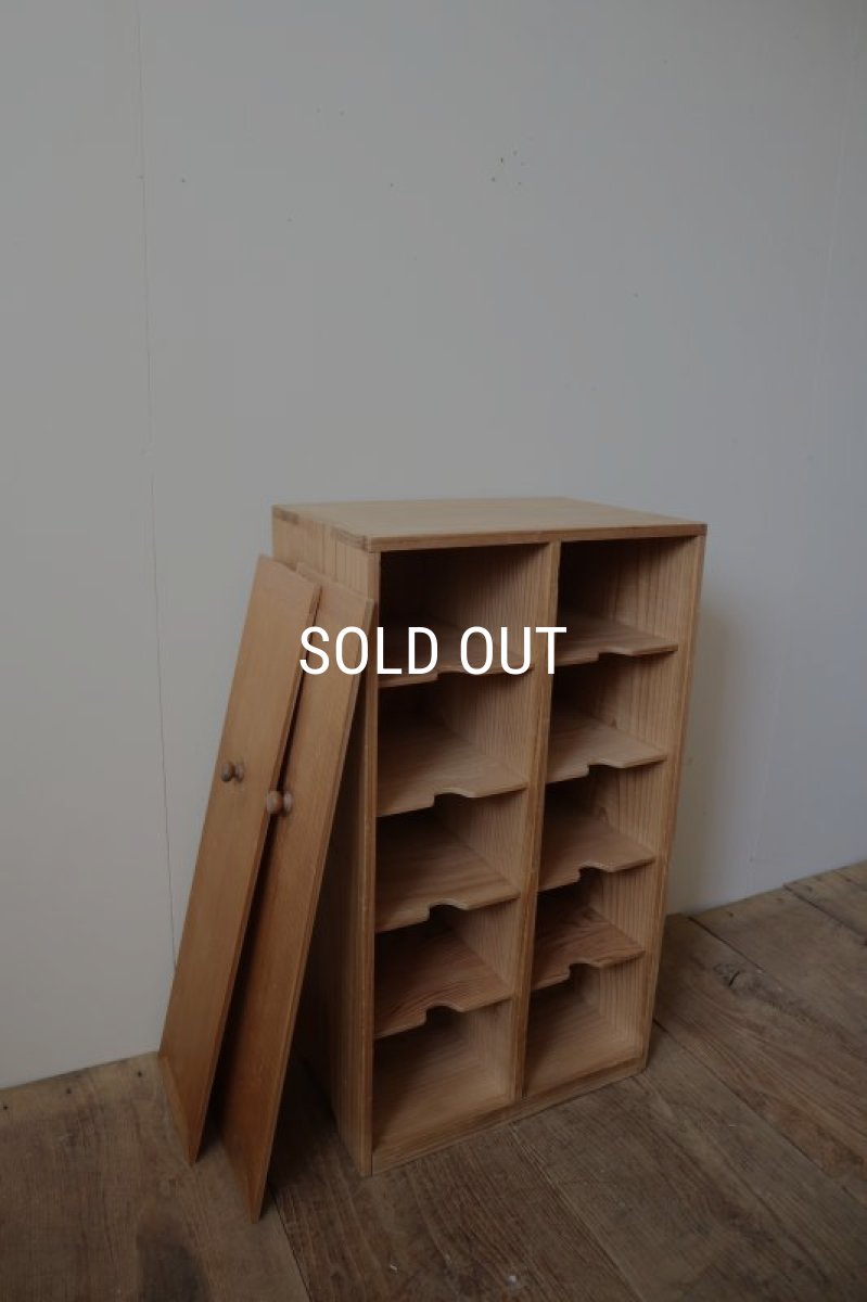 画像8: けんどん扉のマス目棚 (8)