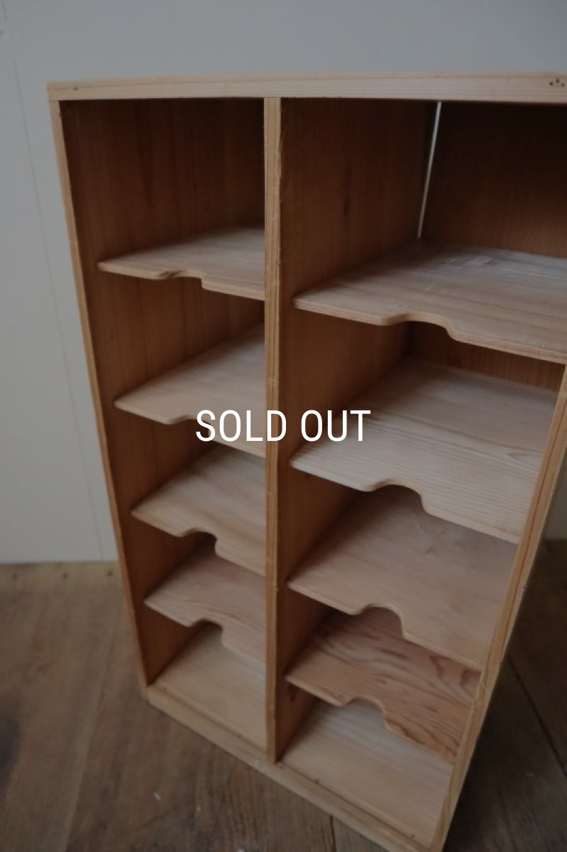 画像10: けんどん扉のマス目棚 (10)