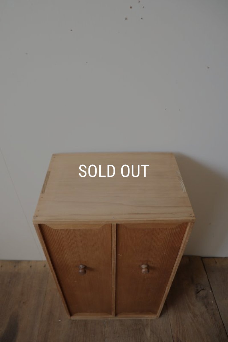 画像11: けんどん扉のマス目棚 (11)