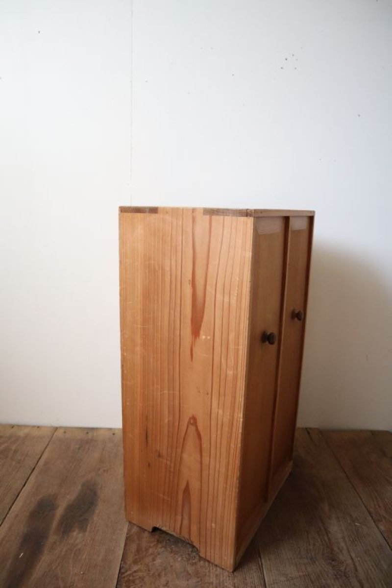 画像1: けんどん扉のマス目棚