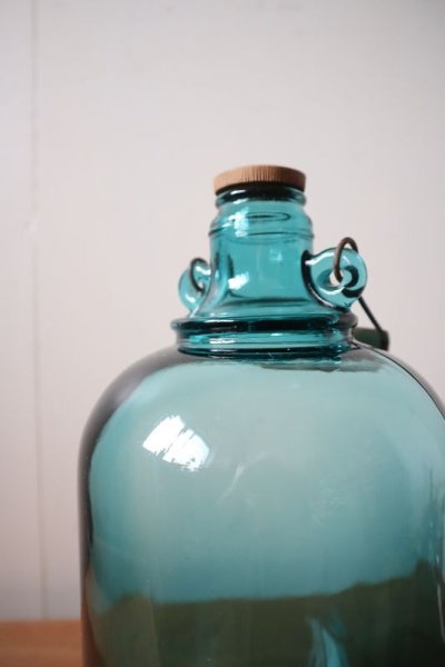 画像1: 持ち手付きのガラスボトル