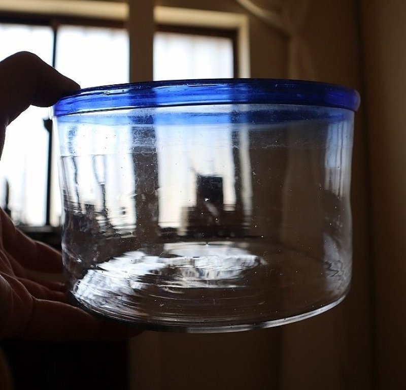 画像3: 縁の青い水槽