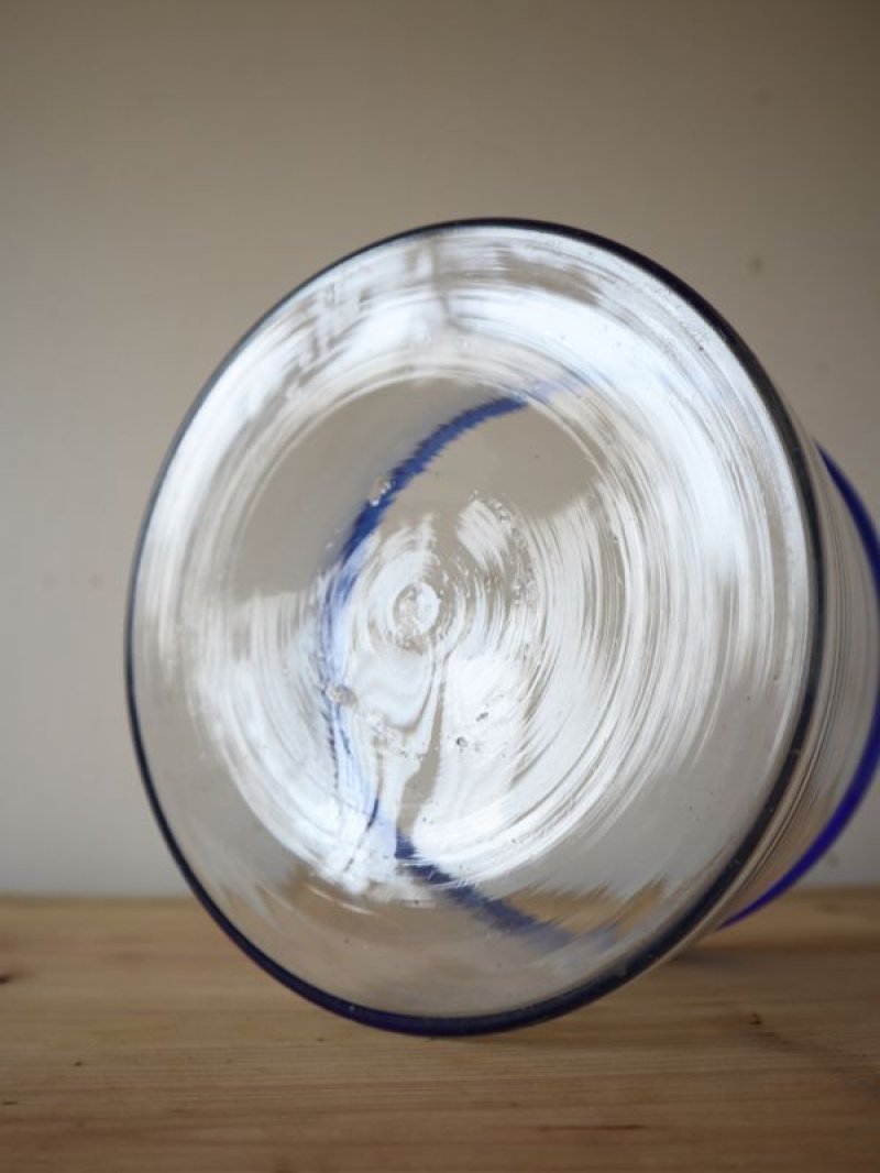 画像2: 縁の青い水槽