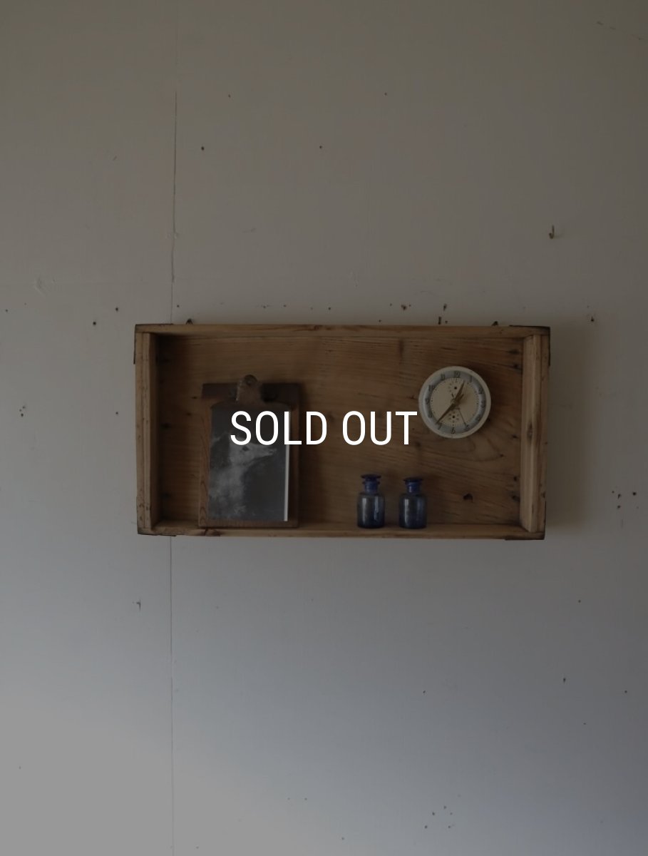 画像1: 時計付き壁掛け飾り棚(B) (1)