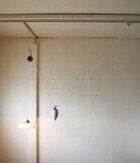 画像1: 錘と滑車のペンダントライト(コード白) (1)