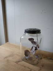 画像2: ブリキの蓋つきガラス容器 (2)