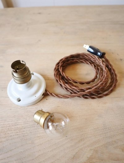 画像1: No.36　磁器とソケットのブラケットライト(穴、コード茶)