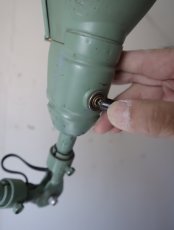 スイッチは横に押すと切り替わります
