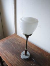 画像9: No.104　乳白ガラスのグローブ付きスタンドライト (9)