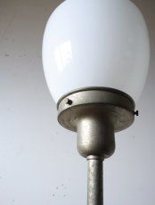 画像11: No.104　乳白ガラスのグローブ付きスタンドライト (11)