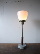 画像1: No.104　乳白ガラスのグローブ付きスタンドライト (1)