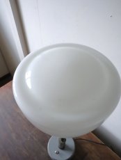 画像12: No.104　乳白ガラスのグローブ付きスタンドライト (12)