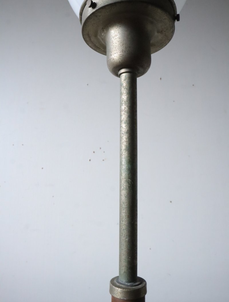 画像1: No.104 乳白ガラスのグローブ付きスタンドライト