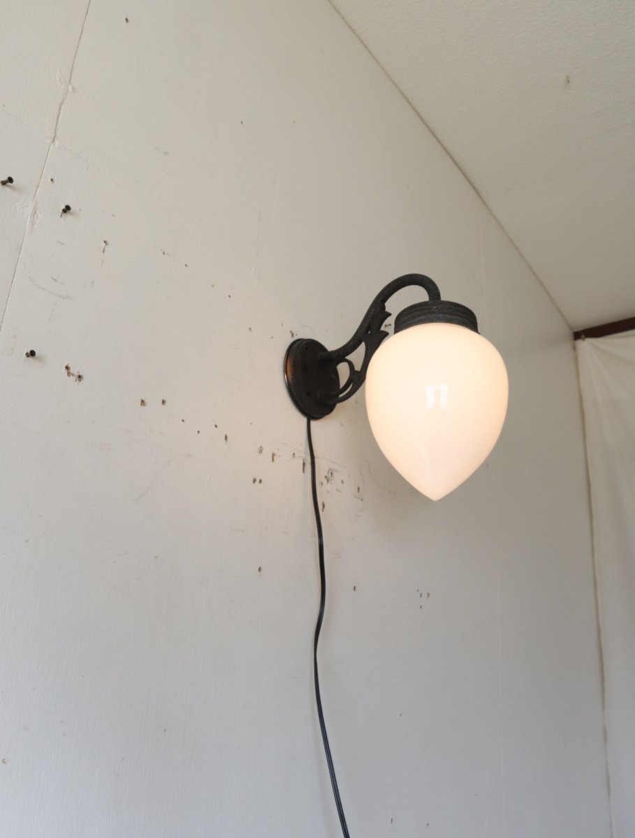 画像10: No.158　しずく型乳白ガラスのブラケットライト (10)