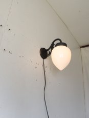 画像10: No.158　しずく型乳白ガラスのブラケットライト (10)