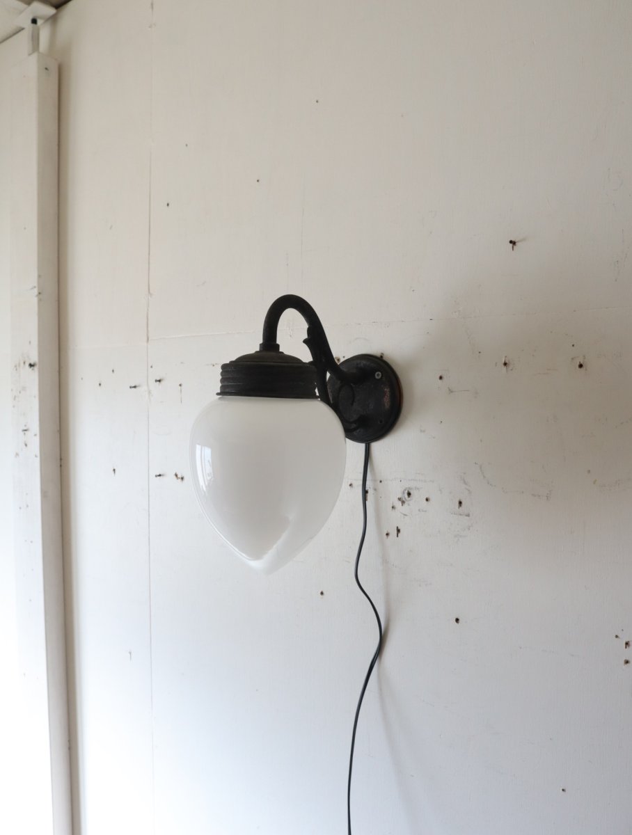 画像12: No.158　しずく型乳白ガラスのブラケットライト (12)