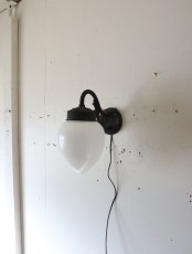 画像12: No.158　しずく型乳白ガラスのブラケットライト (12)