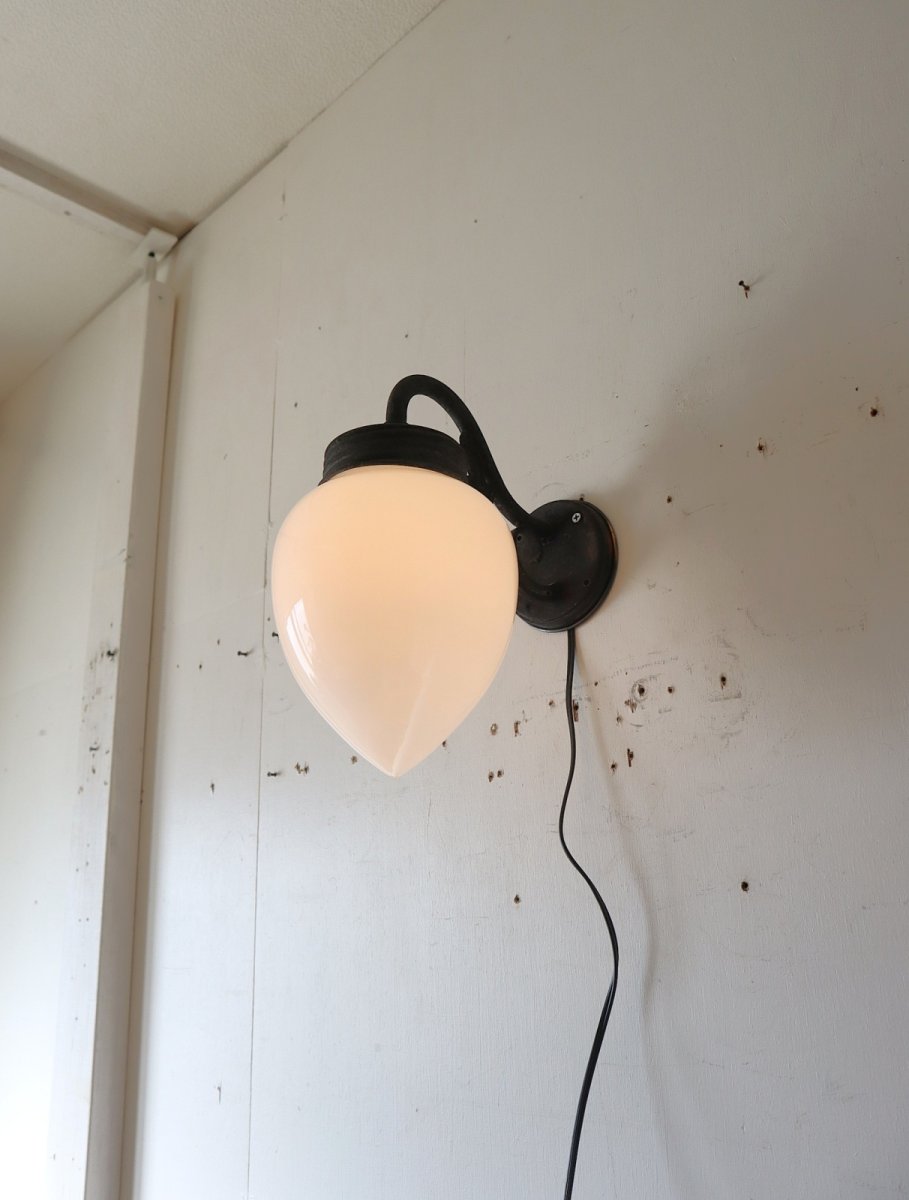 画像8: No.158　しずく型乳白ガラスのブラケットライト (8)