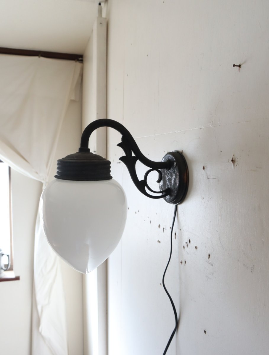 画像13: No.158　しずく型乳白ガラスのブラケットライト (13)