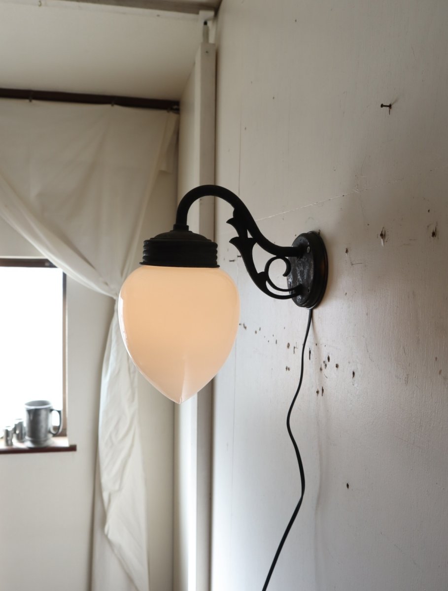 画像5: No.158　しずく型乳白ガラスのブラケットライト (5)