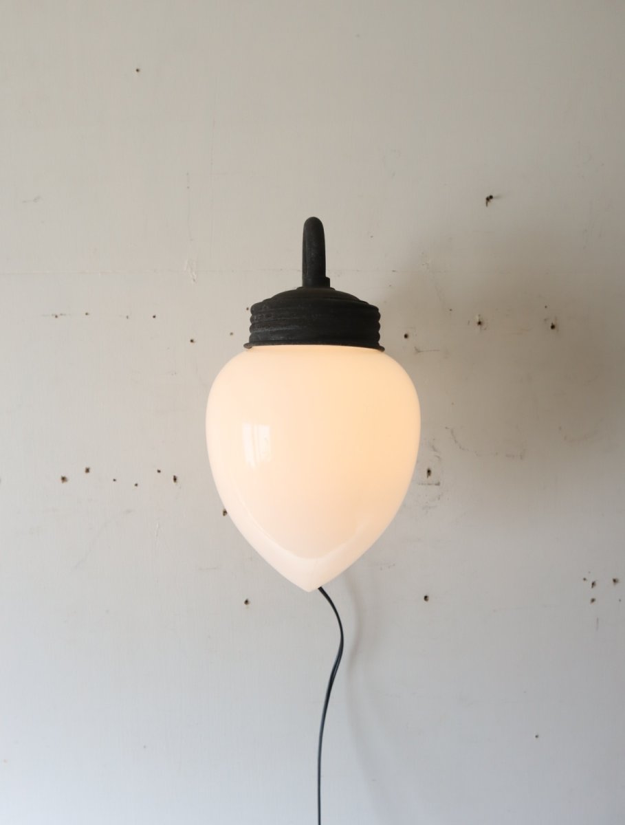 画像2: No.158　しずく型乳白ガラスのブラケットライト (2)