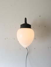 画像2: No.158　しずく型乳白ガラスのブラケットライト (2)