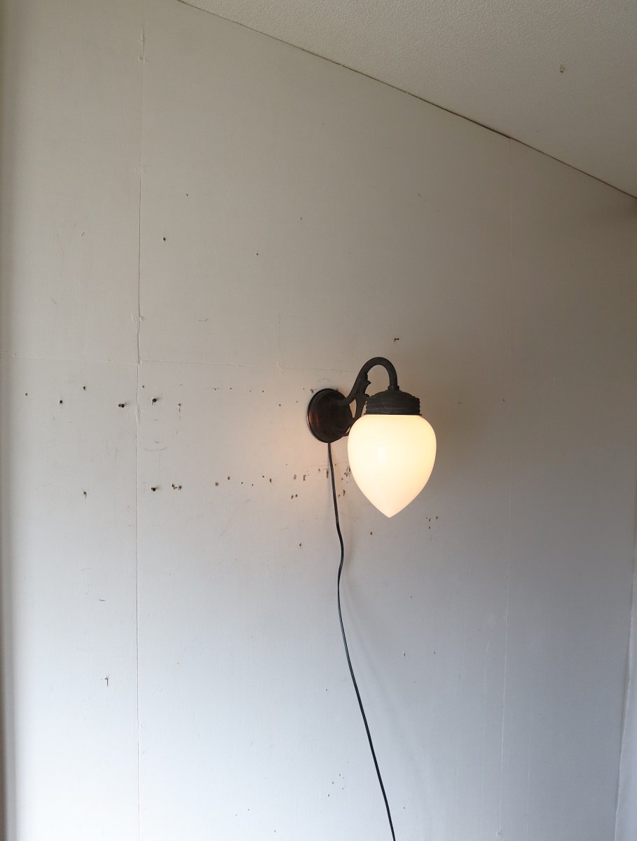 画像3: No.158　しずく型乳白ガラスのブラケットライト (3)