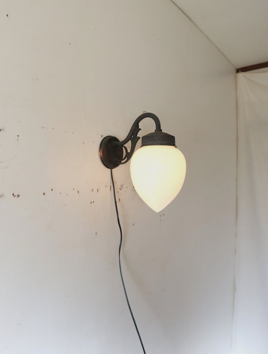 画像1: No.158　しずく型乳白ガラスのブラケットライト (1)