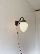 画像1: No.158　しずく型乳白ガラスのブラケットライト (1)