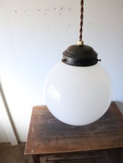 画像14: No.178　丸型乳白ガラスのペンダントライト (14)