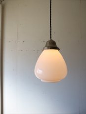 画像2: No.175　膨らみのある乳白ガラスのペンダントライト (2)