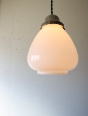 画像7: No.175　膨らみのある乳白ガラスのペンダントライト (7)