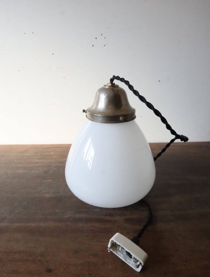 画像1: No.175 膨らみのある乳白ガラスのペンダントライト