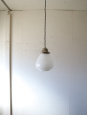 画像12: No.175　膨らみのある乳白ガラスのペンダントライト (12)