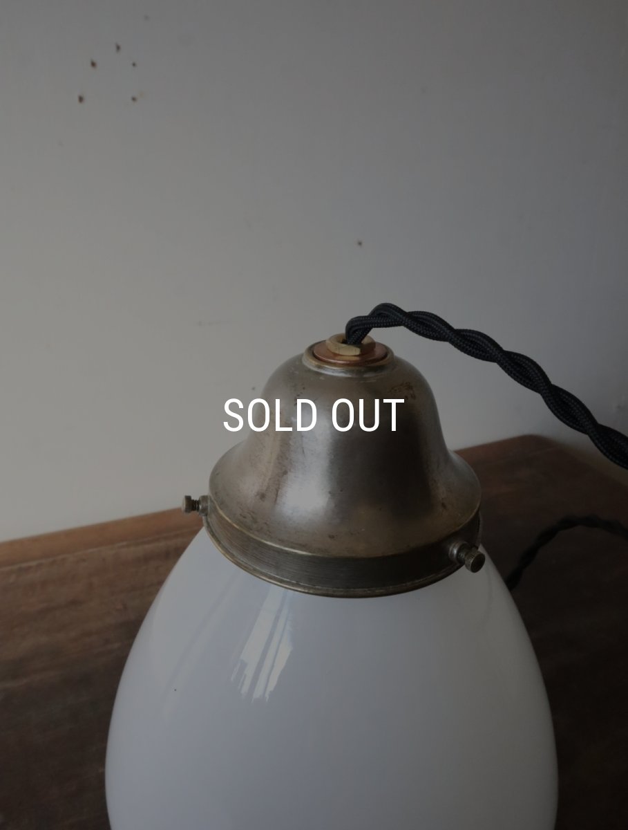 画像21: No.175　膨らみのある乳白ガラスのペンダントライト (21)