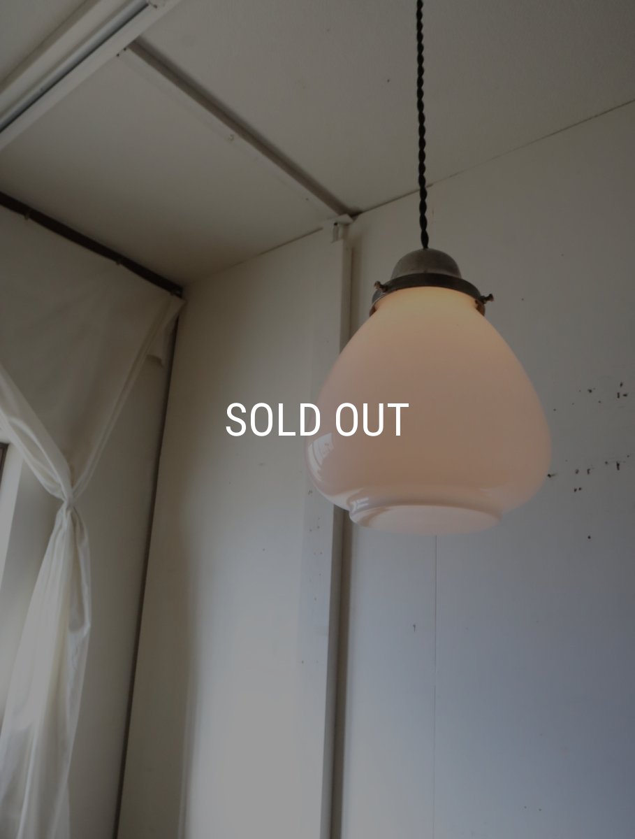 画像5: No.175　膨らみのある乳白ガラスのペンダントライト (5)